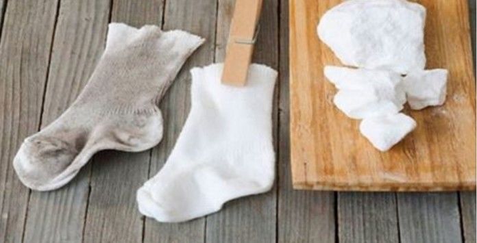 2 простых способа, как вернуть белоснежный цвет носкам, майкам и футболкам